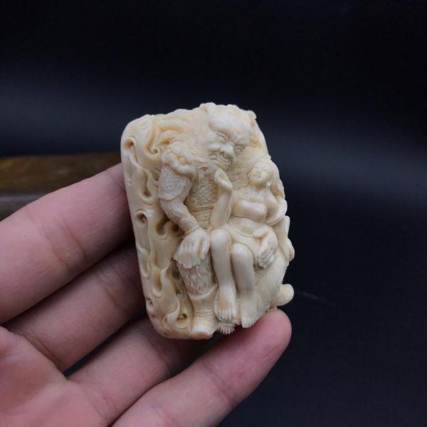 王金亮大师雕刻猛犸象牙牛魔王抱美女牌子挂件