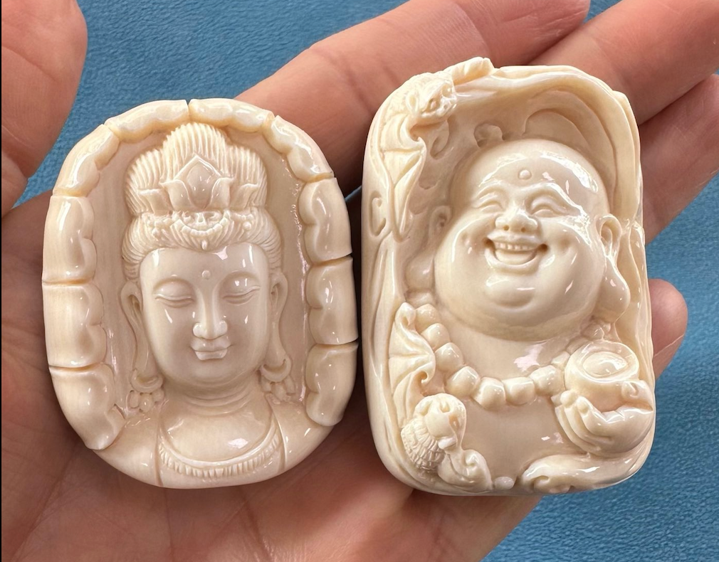 优质猛犸象牙冰料雕刻而成的工艺品，表面呈现自然的油脂光泽，内部纹理隐约可见，质感温润。