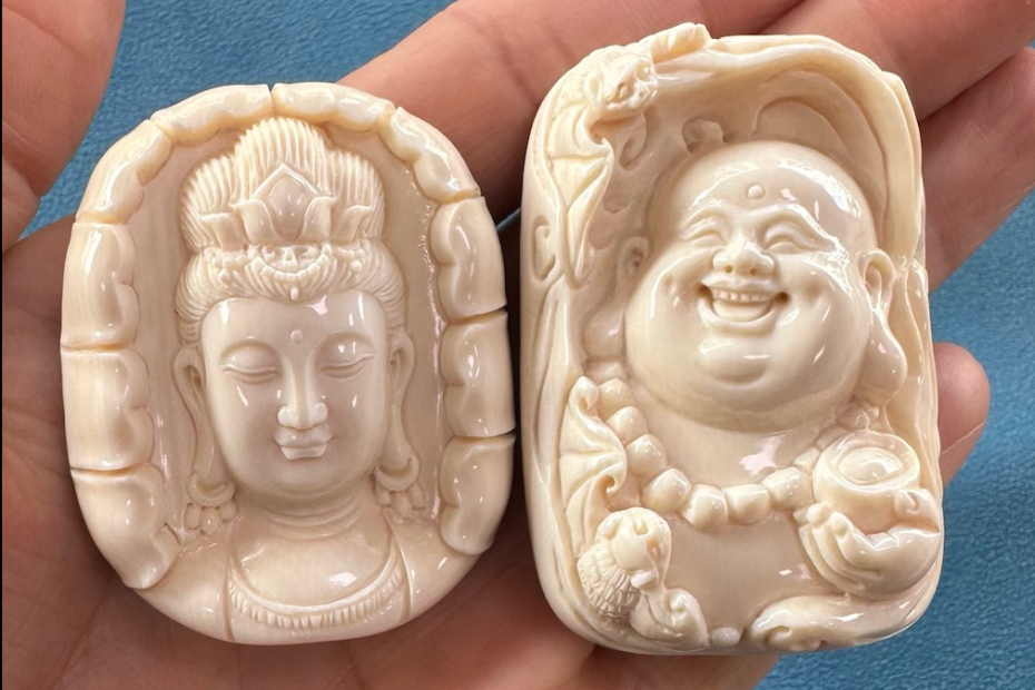 优质猛犸象牙冰料雕刻而成的工艺品，表面呈现自然的油脂光泽，内部纹理隐约可见，质感温润。